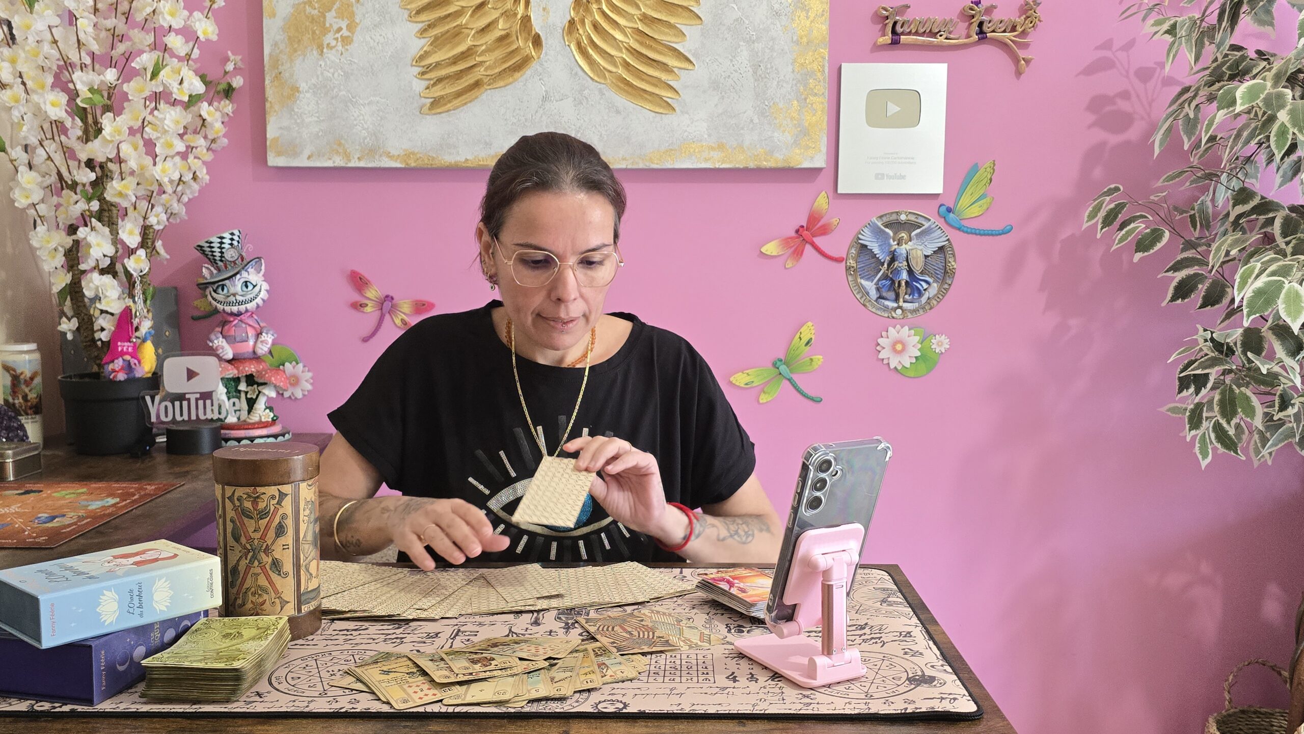 fanny-feerie-voyance-cartomancie-numérologie-astrologie-esoterisme-horoscope-amulette-oracle-guidance-prediction