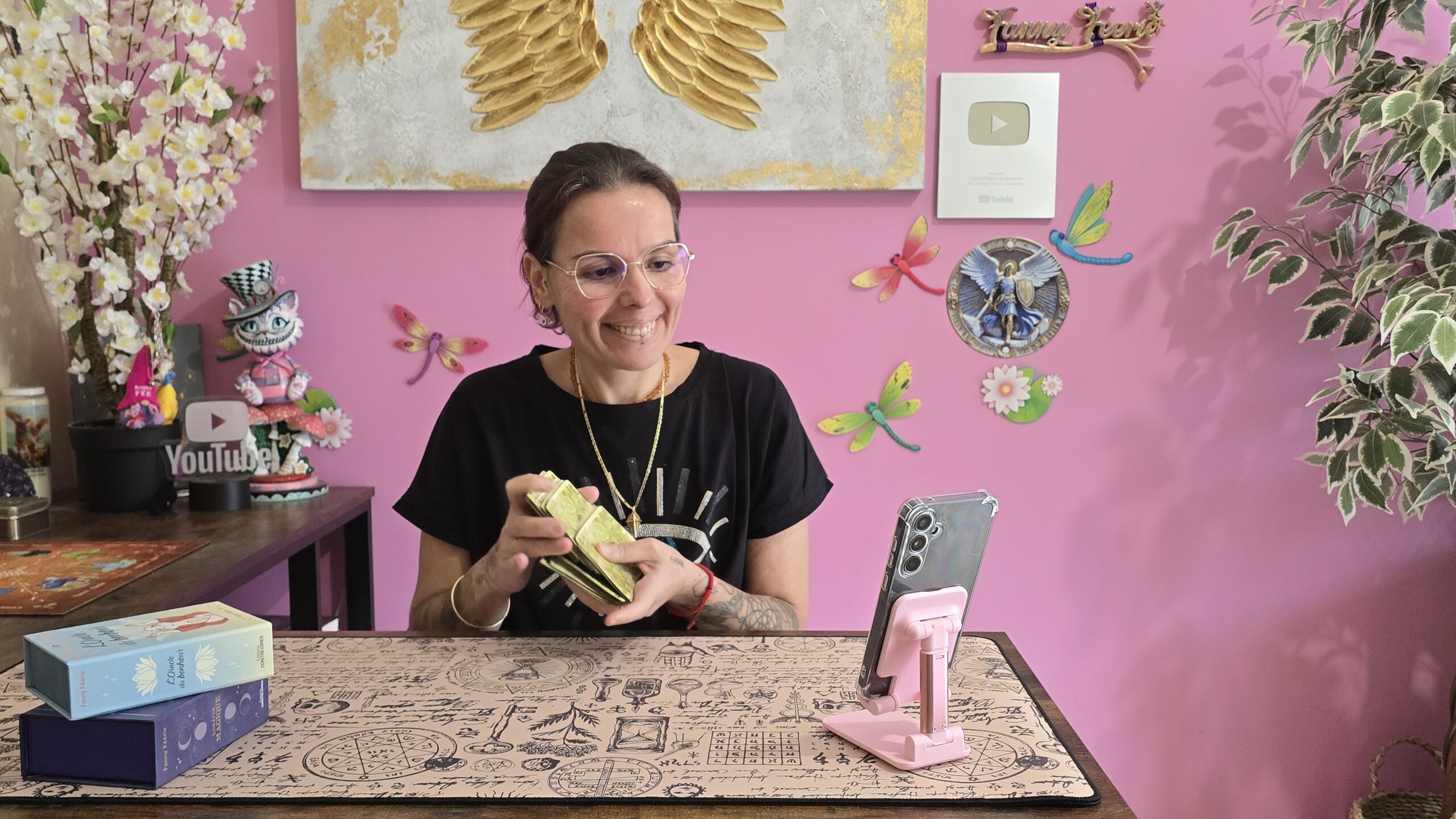 fanny-feerie-voyance-cartomancie-numérologie-astrologie-esoterisme-horoscope-amulette-oracle-guidance-prediction