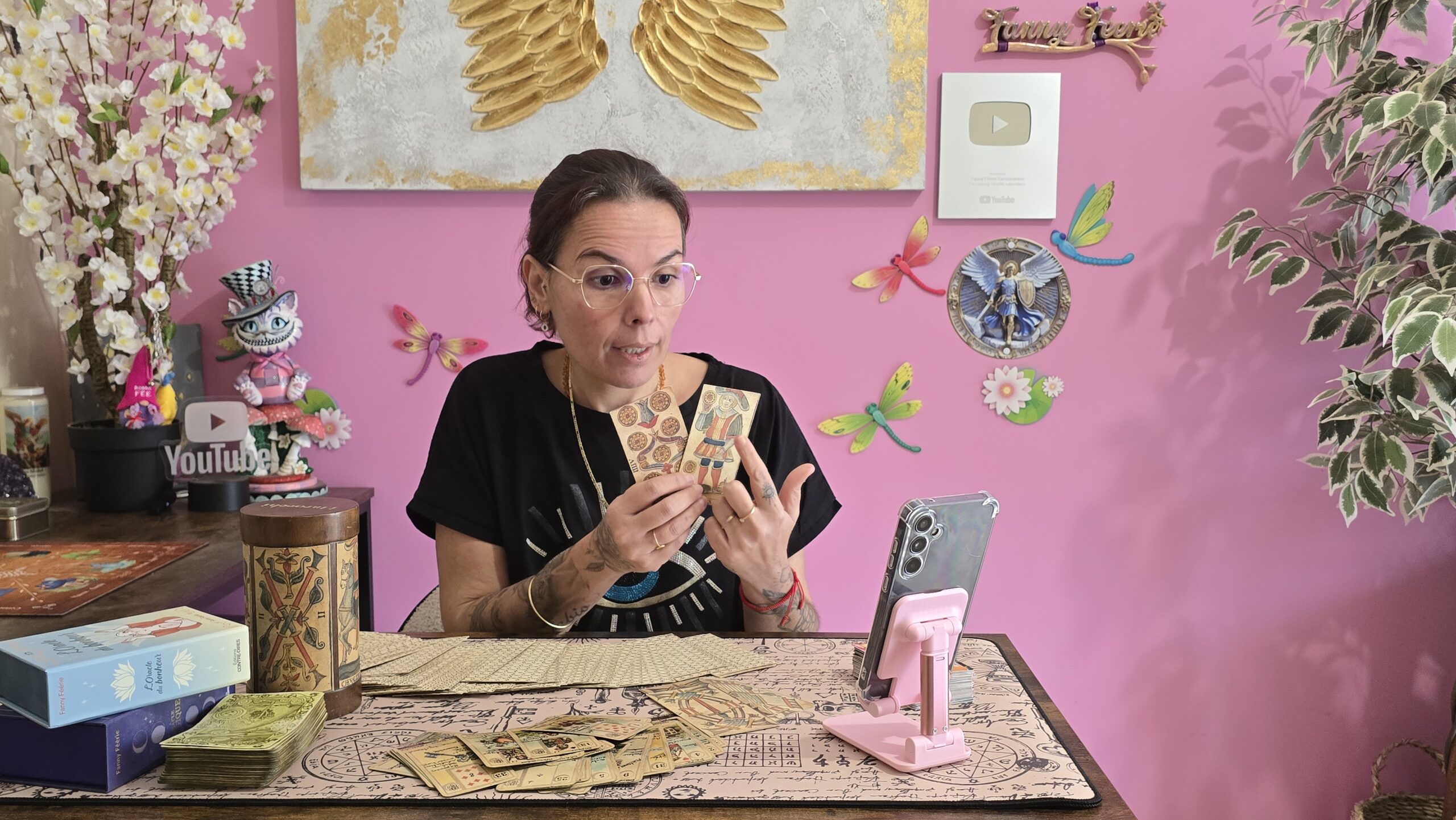 fanny-feerie-voyance-cartomancie-numérologie-astrologie-esoterisme-horoscope-amulette-oracle-guidance-prediction